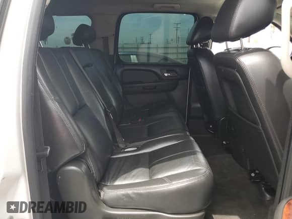 2010 Chevrolet Suburban LT с VIN 1GNUCJE02AR229968, выставлен на аукционе Copart как лот 56762975 с пробегом 305 863 миль миль и Списание • Salvage title. История ставок и продаж доступна на DreamBid. Изображение 11.