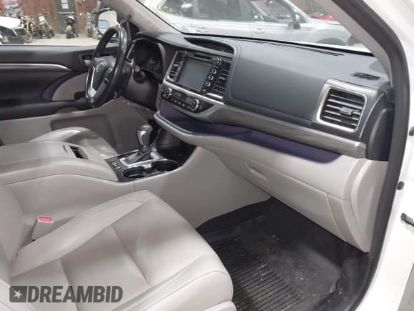 ✅ 2018 Toyota Highlander Limited • VIN: 5TDDZRFH3JS827093 • Lot: 42181696. Wystawiony na IAAI z przebiegiem 63 396 mil. Bezpłatny archiwum sprzedaży aukcyjnych z USA i szczegółowy raport historii pojazdu na DreamBid. Zdjęcie 5.