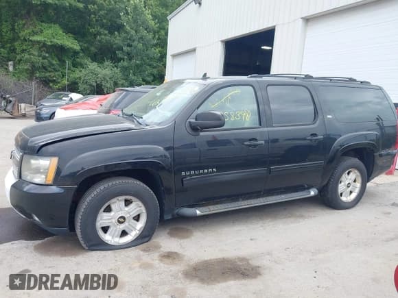 ✅ 2011 Chevrolet Suburban LT • VIN: 1GNSKJE31BR233032 • Lot: 42758398. Listed on IAAI with 167,514 mi. Free auction sales archive from the USA and detailed vehicle history report at DreamBid. Image 14.