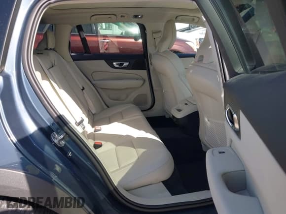 ✅ 2022 Volvo V60 • VIN: YV4102WK5N2092045 • Lot: 41793442. Wystawiony na IAAI z przebiegiem 38 892 mil. Bezpłatny archiwum sprzedaży aukcyjnych z USA i szczegółowy raport historii pojazdu na DreamBid. Zdjęcie 8.