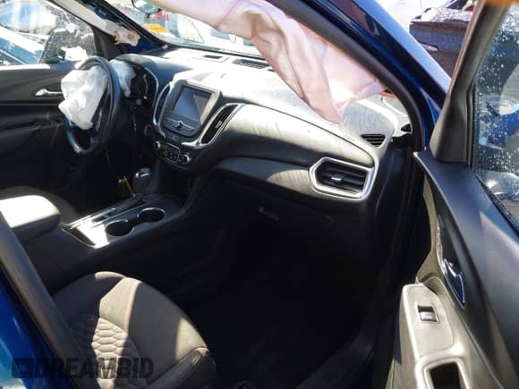 2020 Chevrolet Equinox LT z VIN 3GNAXKEVXLL250263, wystawiony jako IAAI lot #43494216 z przebiegiem 67 639 mil mil oraz . Historia ofert i sprzedaży dostępna na DreamBid. Obrazek 5.