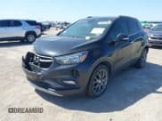 ✅ 2019 Buick Encore Sport Touring • VIN: KL4CJ1SB9KB784291 • Lot: 42001236. Wystawiony na IAAI z przebiegiem 54 181 mil. Bezpłatny archiwum sprzedaży aukcyjnych z USA i szczegółowy raport historii pojazdu na DreamBid. Zdjęcie 2.