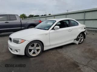 ✅ 2013 BMW 1 Series 128i • VIN: WBAUP9C5XDVS94599 • Lot: 81758165. Wystawiony na Copart z przebiegiem 143 970 mil. Bezpłatny archiwum sprzedaży aukcyjnych z USA i szczegółowy raport historii pojazdu na DreamBid. Zdjęcie 1.