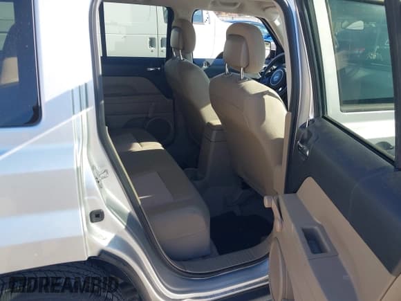 ✅ 2014 Jeep Patriot Sport • VIN: 1C4NJPBBXED510320 • Lot: 43811360. Listed on IAAI with 120,999 mi. Free auction sales archive from the USA and detailed vehicle history report at DreamBid. Image 8.