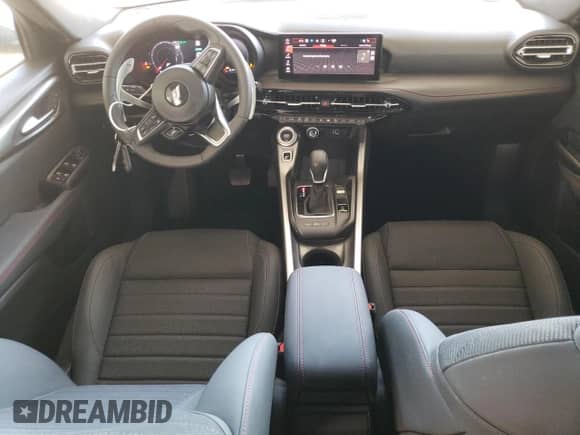 2024 Dodge Hornet R/T z VIN ZACPDFCW3R3A30467, wystawiony jako Copart lot #56575535 z przebiegiem 14 861 mil mil oraz Szkoda całkowita • Salvage title. Historia ofert i sprzedaży dostępna na DreamBid. Obrazek 8.