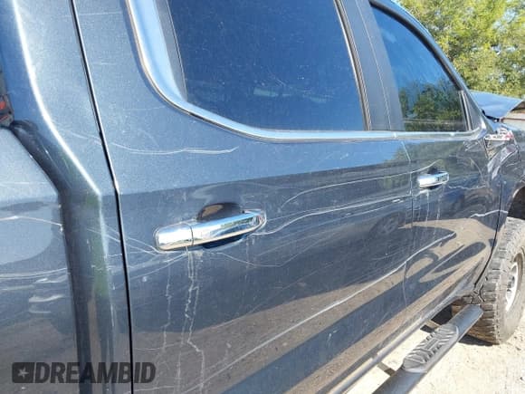 ✅ 2019 Chevrolet Silverado 1500 LT Trail Boss • VIN: 1GCPYFED2KZ152401 • Lot: 42211371. Wystawiony na IAAI z przebiegiem 106 796 mil. Bezpłatny archiwum sprzedaży aukcyjnych z USA i szczegółowy raport historii pojazdu na DreamBid. Zdjęcie 20.