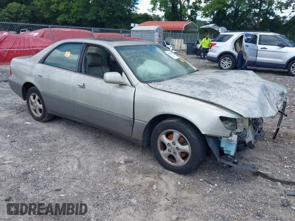 ✅ 1997 Lexus ES 300 • VIN: JT8BF22G9V0067733 • Lot: 42534764. Listed on IAAI with 350,000 mi. Free auction sales archive from the USA and detailed vehicle history report at DreamBid. Image 1.