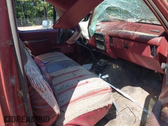 ✅ 1987 Ford F-250 • VIN: 1FTFF25Y3HNA00401 • Lot: 43136642. Wystawiony na IAAI z przebiegiem 99 817 mil. Bezpłatny archiwum sprzedaży aukcyjnych z USA i szczegółowy raport historii pojazdu na DreamBid. Zdjęcie 5.