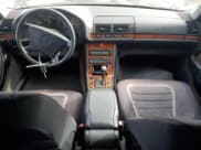 ✅ 1997 Mercedes-Benz S 320/430/500 • VIN: WDBGA32G1VA368839 • Lot: 82573985. Wystawiony na Copart z przebiegiem Nie podano. Bezpłatny archiwum sprzedaży aukcyjnych z USA i szczegółowy raport historii pojazdu na DreamBid. Zdjęcie 8.