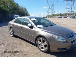 2011 Chevrolet Malibu 2LT z VIN 1G1ZD5E74BF256195, wystawiony jako IAAI lot #43393207 z przebiegiem 73 792 mil mil oraz . Historia ofert i sprzedaży dostępna na DreamBid. Obrazek 1.