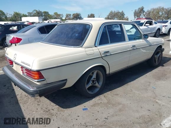 ✅ 1985 Mercedes-Benz 300 • VIN: WDBAB33CXFA210533 • Lot: 42653106. Listed on IAAI with 248,379 mi. Free auction sales archive from the USA and detailed vehicle history report at DreamBid. Image 4.