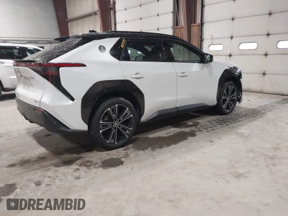 ✅ 2023 Toyota bZ4X XLE • VIN: JTMABACA0PA037644 • Lot: 42343284. Wystawiony na IAAI z przebiegiem 40 354 mil. Bezpłatny archiwum sprzedaży aukcyjnych z USA i szczegółowy raport historii pojazdu na DreamBid. Zdjęcie 4.