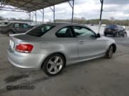 ✅ 2013 BMW 1 Series 128i • VIN: WBAUP7C51DVP24864 • Lot: 86905314. Wystawiony na Copart z przebiegiem 136 975 mil. Bezpłatny archiwum sprzedaży aukcyjnych z USA i szczegółowy raport historii pojazdu na DreamBid. Zdjęcie 3.