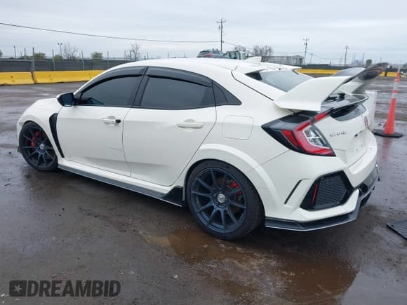 ✅ 2017 Honda Civic Type R Touring • VIN: SHHFK8G73HU201408 • Лот: 40593545. Опубликован ранее на IAAI с пробегом Не указан. Бесплатный доступ к архиву аукционных продаж из США и подробный отчёт об истории автомобиля на DreamBid. Изображение 3.