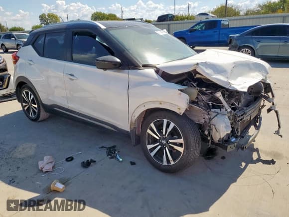 ✅ 2018 Nissan Kicks SR • VIN: 3N1CP5CU2JL546651 • Lot: 82248405. Wystawiony na Copart z przebiegiem Nie podano. Bezpłatny archiwum sprzedaży aukcyjnych z USA i szczegółowy raport historii pojazdu na DreamBid. Zdjęcie 4.