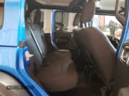 ✅ 2022 Jeep Wrangler Unlimited Sport S • VIN: 1C4HJXDG3NW255701 • Lot: 83847474. Wystawiony na Copart z przebiegiem 35 689 mil. Bezpłatny archiwum sprzedaży aukcyjnych z USA i szczegółowy raport historii pojazdu na DreamBid. Zdjęcie 10.