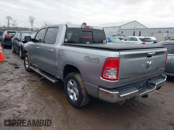 2019 Ram 1500 Big Horn z VIN 1C6SRFFT3KN805491, wystawiony jako IAAI lot #41457602 z przebiegiem 107 632 mil mil oraz . Historia ofert i sprzedaży dostępna na DreamBid. Obrazek 3.