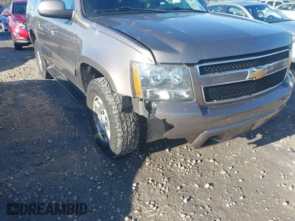 2014 Chevrolet Suburban LT z VIN 1GNSKJE76ER214080, wystawiony jako IAAI lot #42766041 z przebiegiem 204 832 mil mil oraz . Historia ofert i sprzedaży dostępna na DreamBid. Obrazek 6.