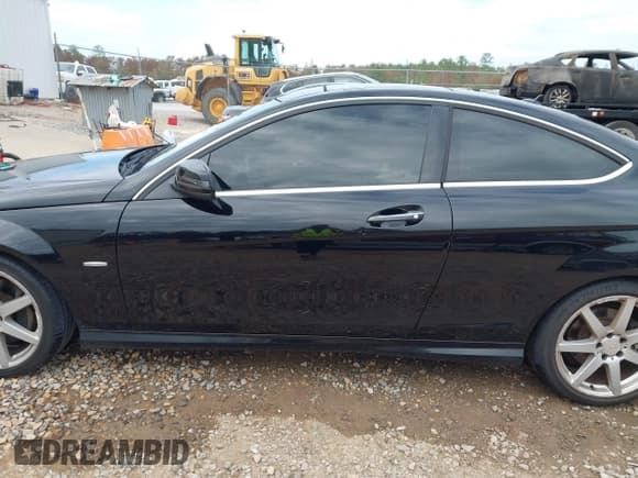 ✅ 2012 Mercedes-Benz C 350 • VIN: WDDGJ5HBXCF850515 • Lot: 43770807. Listed on IAAI with 135,282 mi. Free auction sales archive from the USA and detailed vehicle history report at DreamBid. Image 14.