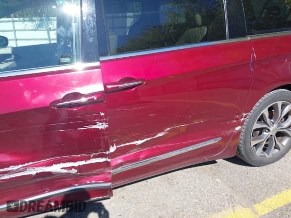 ✅ 2018 Chrysler Pacifica Limited • VIN: 2C4RC1GG4JR106594 • Lot: 43415374. Wystawiony na IAAI z przebiegiem 134 132 mil. Bezpłatny archiwum sprzedaży aukcyjnych z USA i szczegółowy raport historii pojazdu na DreamBid. Zdjęcie 17.