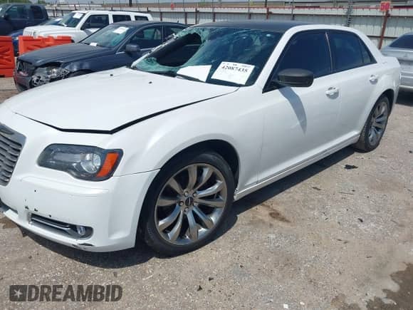 2014 Chrysler 300 S с VIN 2C3CCABG3EH262008, выставлен на аукционе IAAI как лот 42087435 с пробегом 248 794 миль миль и . История ставок и продаж доступна на DreamBid. Изображение 18.