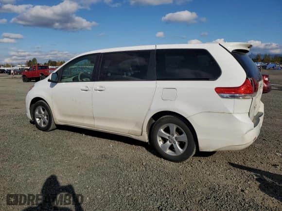 ✅ 2011 Toyota Sienna • VIN: 5TDKA3DC6BS008423 • Лот: 82543805. Опубликован ранее на Copart с пробегом 157 232 миль. Бесплатный доступ к архиву аукционных продаж из США и подробный отчёт об истории автомобиля на DreamBid. Изображение 2.