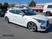✅ 2013 Hyundai Veloster Turbo • VIN: KMHTC6AE4DU158224 • Lot: 42725813. Wystawiony na IAAI z przebiegiem Nie podano. Bezpłatny archiwum sprzedaży aukcyjnych z USA i szczegółowy raport historii pojazdu na DreamBid. Zdjęcie 1.
