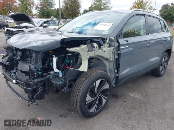 ✅ 2024 Volkswagen Taos SE • VIN: 3VVVX7B23RM110139 • Lot: 43402739. Wystawiony na IAAI z przebiegiem 8 629 mil. Bezpłatny archiwum sprzedaży aukcyjnych z USA i szczegółowy raport historii pojazdu na DreamBid. Zdjęcie 20.