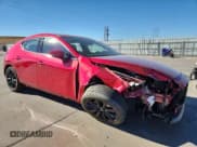 ✅ 2023 Mazda 3 S Premium • VIN: JM1BPBMM8P1616417 • Лот: 91667185. Опубликован ранее на Copart с пробегом Не указан. Бесплатный доступ к архиву аукционных продаж из США и подробный отчёт об истории автомобиля на DreamBid. Изображение 4.