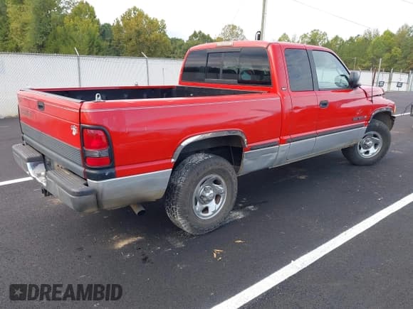 ✅ 1998 Dodge 1500 • VIN: 1B7HC13Y6WJ134063 • Lot: 43302286. Wystawiony na IAAI z przebiegiem 188 374 mil. Bezpłatny archiwum sprzedaży aukcyjnych z USA i szczegółowy raport historii pojazdu na DreamBid. Zdjęcie 4.