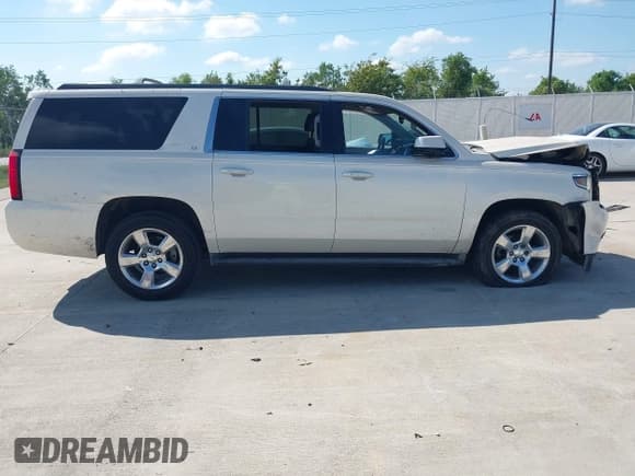 ✅ 2015 Chevrolet Suburban LT • VIN: 1GNSCJKC5FR657837 • Lot: 43414855. Wystawiony na IAAI z przebiegiem 168 264 mil. Bezpłatny archiwum sprzedaży aukcyjnych z USA i szczegółowy raport historii pojazdu na DreamBid. Zdjęcie 12.