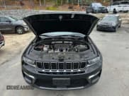 ✅ 2024 Jeep Grand Cherokee • VIN: 1C4RJYB62R8942747 • Лот: 90841325. Опубликован ранее на Copart с пробегом 15 555 миль. Бесплатный доступ к архиву аукционных продаж из США и подробный отчёт об истории автомобиля на DreamBid. Изображение 5.