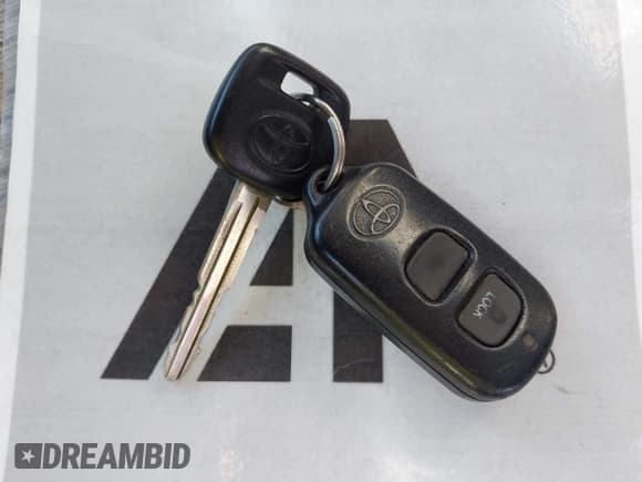 ✅ 2003 Toyota Camry LE • VIN: 4T1BE32KX3U127390 • Lot: 43616124. Wystawiony na IAAI z przebiegiem 223 001 mil. Bezpłatny archiwum sprzedaży aukcyjnych z USA i szczegółowy raport historii pojazdu na DreamBid. Zdjęcie 11.