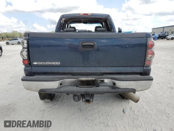 ✅ 2006 Chevrolet Silverado 2500HD LT1 • VIN: 1GCHC23D16F185881 • Lot: 44713115. Wystawiony na Copart z przebiegiem Nie podano. Bezpłatny archiwum sprzedaży aukcyjnych z USA i szczegółowy raport historii pojazdu na DreamBid. Zdjęcie 6.