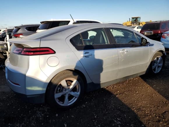 ✅ 2015 Chevrolet Volt • VIN: 1G1RB6E4XFU110211 • Lot: 80226824. Wystawiony na Copart z przebiegiem 46 889 mil. Bezpłatny archiwum sprzedaży aukcyjnych z USA i szczegółowy raport historii pojazdu na DreamBid. Zdjęcie 3.