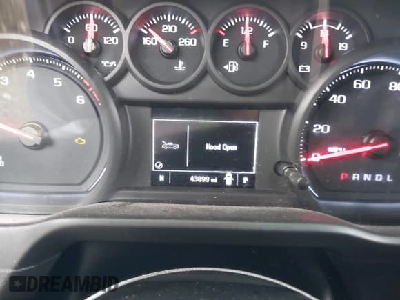 ✅ 2020 Chevrolet Silverado 1500 Custom • VIN: 1GCRWBEHXLZ319812 • Lot: 43026054. Wystawiony na IAAI z przebiegiem 43 899 mil. Bezpłatny archiwum sprzedaży aukcyjnych z USA i szczegółowy raport historii pojazdu na DreamBid. Zdjęcie 7.