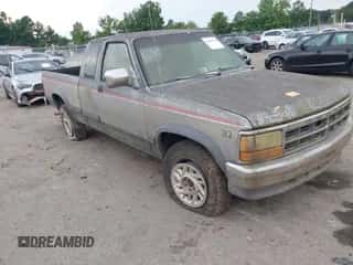 1991 Dodge Dakota z VIN 1B7GG23Y0MS295747, wystawiony jako IAAI lot #42893013 z przebiegiem 137 227 mil mil oraz . Historia ofert i sprzedaży dostępna na DreamBid. Obrazek 1.
