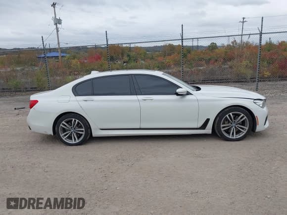 ✅ 2019 BMW 7 Series 740i xDrive • VIN: WBA7E4C56KGV28504 • Lot: 43549814. Wystawiony na IAAI z przebiegiem 127 615 mil. Bezpłatny archiwum sprzedaży aukcyjnych z USA i szczegółowy raport historii pojazdu na DreamBid. Zdjęcie 13.
