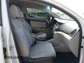 2018 Hyundai Tucson SEL z VIN KM8J33A44JU655654, wystawiony jako IAAI lot #42590409 z przebiegiem 130 295 mil mil oraz . Historia ofert i sprzedaży dostępna na DreamBid. Obrazek 5.