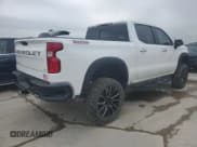 ✅ 2021 Chevrolet Silverado 1500 LT Trail Boss • VIN: 1GCPYFED4MZ171275 • Lot: 54148864. Wystawiony na Copart z przebiegiem 57 983 mil. Bezpłatny archiwum sprzedaży aukcyjnych z USA i szczegółowy raport historii pojazdu na DreamBid. Zdjęcie 3.