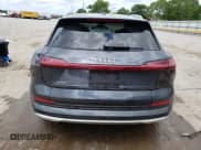 ✅ 2019 Audi e-tron Premium Plus • VIN: WA1LAAGE7KB024699 • Lot: 53759883. Wystawiony na Copart z przebiegiem 19 340 mil. Bezpłatny archiwum sprzedaży aukcyjnych z USA i szczegółowy raport historii pojazdu na DreamBid. Zdjęcie 6.