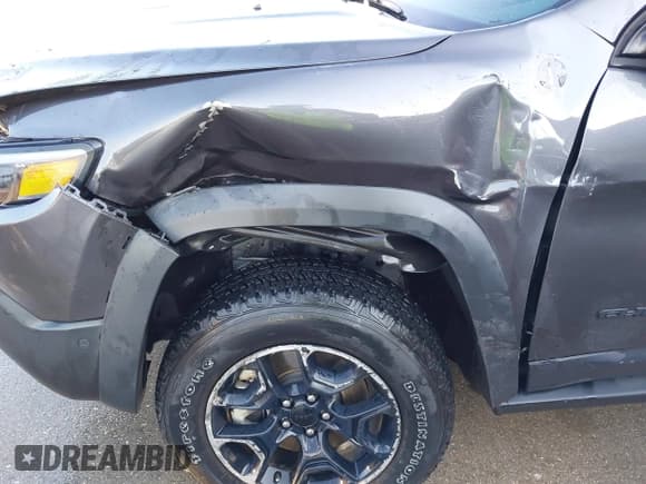 ✅ 2023 Jeep Cherokee Trailhawk • VIN: 1C4PJMBN0PD111937 • Lot: 43347414. Wystawiony na IAAI z przebiegiem 31 847 mil. Bezpłatny archiwum sprzedaży aukcyjnych z USA i szczegółowy raport historii pojazdu na DreamBid. Zdjęcie 6.