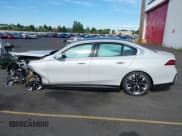 ✅ 2024 BMW i5 eDrive40 • VIN: WBY33FK07RCR27379 • Lot: 42882394. Wystawiony na IAAI z przebiegiem Nie podano. Bezpłatny archiwum sprzedaży aukcyjnych z USA i szczegółowy raport historii pojazdu na DreamBid. Zdjęcie 14.