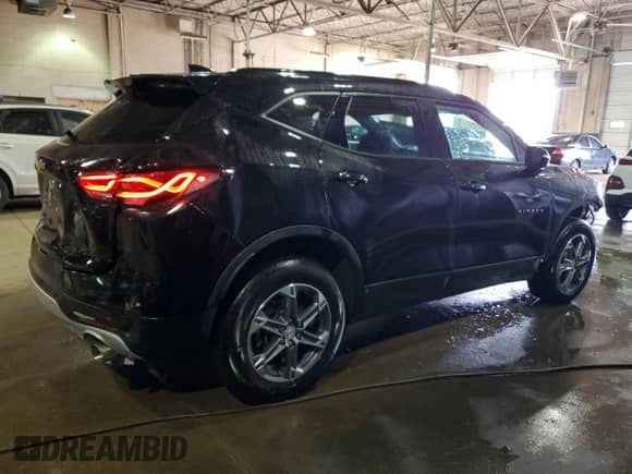 2024 Chevrolet Blazer LT z VIN 3GNKBJR40RS198008, wystawiony jako Copart lot #50523015 z przebiegiem 27 564 mil mil oraz Nie do naprawy • Non repairable. Historia ofert i sprzedaży dostępna na DreamBid. Obrazek 3.