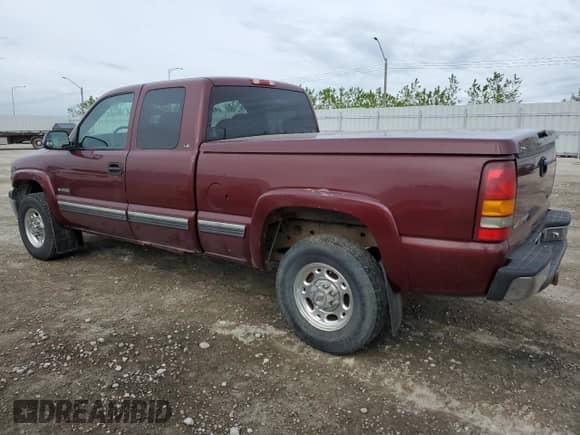 2000 Chevrolet Silverado 2500 LT z VIN 1GCGK29U3YE277394, wystawiony jako Copart lot #56497605 z przebiegiem 341 398 mil mil oraz Czysty tytuł • Clean title. Historia ofert i sprzedaży dostępna na DreamBid. Obrazek 2.
