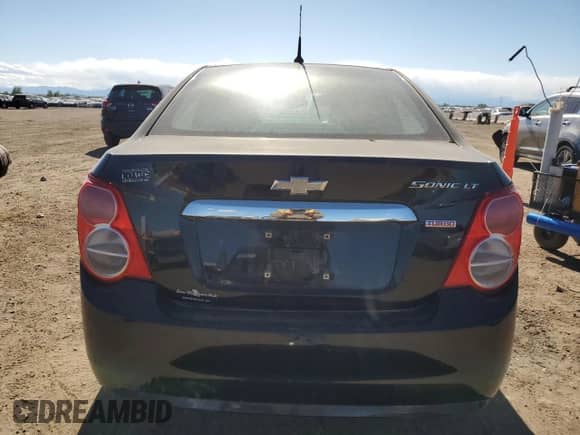 2012 Chevrolet Sonic LT z VIN 1G1JC5SB6C4222278, wystawiony jako Copart lot #57499805 z przebiegiem 151 199 mil mil oraz Nie do naprawy • Non repairable. Historia ofert i sprzedaży dostępna na DreamBid. Obrazek 6.