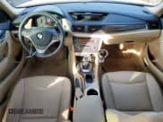 ✅ 2015 BMW X1 sDrive28i • VIN: WBAVM1C56FVZ93794 • Lot: 92453405. Wystawiony na Copart z przebiegiem 80 230 mil. Bezpłatny archiwum sprzedaży aukcyjnych z USA i szczegółowy raport historii pojazdu na DreamBid. Zdjęcie 8.