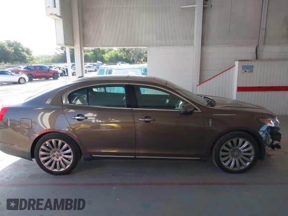 ✅ 2015 Lincoln MKS • VIN: 1LNHL9DK9FG607830 • Lot: 42503982. Wystawiony na IAAI z przebiegiem 70 923 mil. Bezpłatny archiwum sprzedaży aukcyjnych z USA i szczegółowy raport historii pojazdu na DreamBid. Zdjęcie 14.