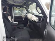 ✅ 2022 Jeep Wrangler Unlimited Sport S • VIN: 1C4HJXDG3NW155467 • Lot: 41638650. Wystawiony na IAAI z przebiegiem 22 698 mil. Bezpłatny archiwum sprzedaży aukcyjnych z USA i szczegółowy raport historii pojazdu na DreamBid. Zdjęcie 5.