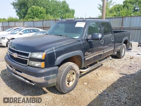 ✅ 2005 Chevrolet Silverado 2500HD LS • VIN: 1GCHK232X5F966561 • Lot: 42402828. Wystawiony na IAAI z przebiegiem 207 618 mil. Bezpłatny archiwum sprzedaży aukcyjnych z USA i szczegółowy raport historii pojazdu na DreamBid. Zdjęcie 2.